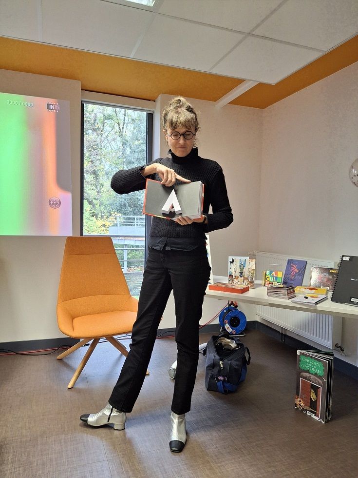Brigitte Morel montre le livre ABC3D